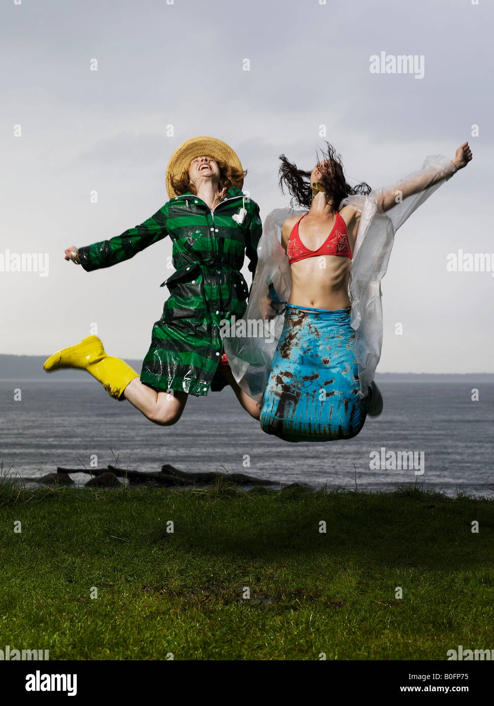 Deux femmes ensemble saut Banque D'Images