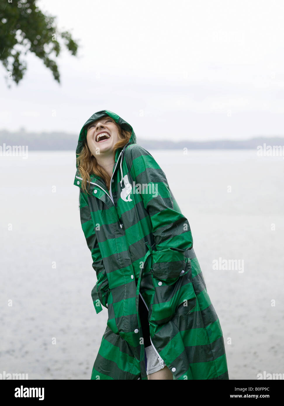 Femme avec un manteau sur sous la pluie Banque D'Images
