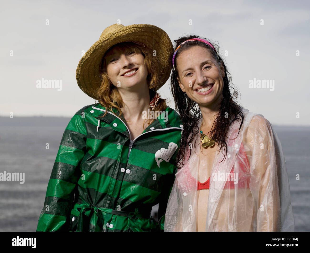 Deux femmes à la caméra en souriant Banque D'Images