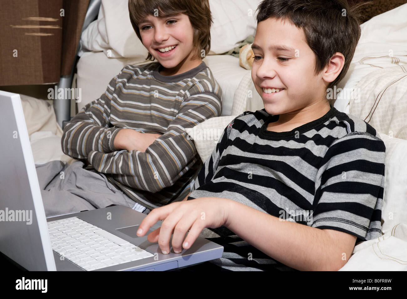 Les garçons sur ordinateur Banque D'Images