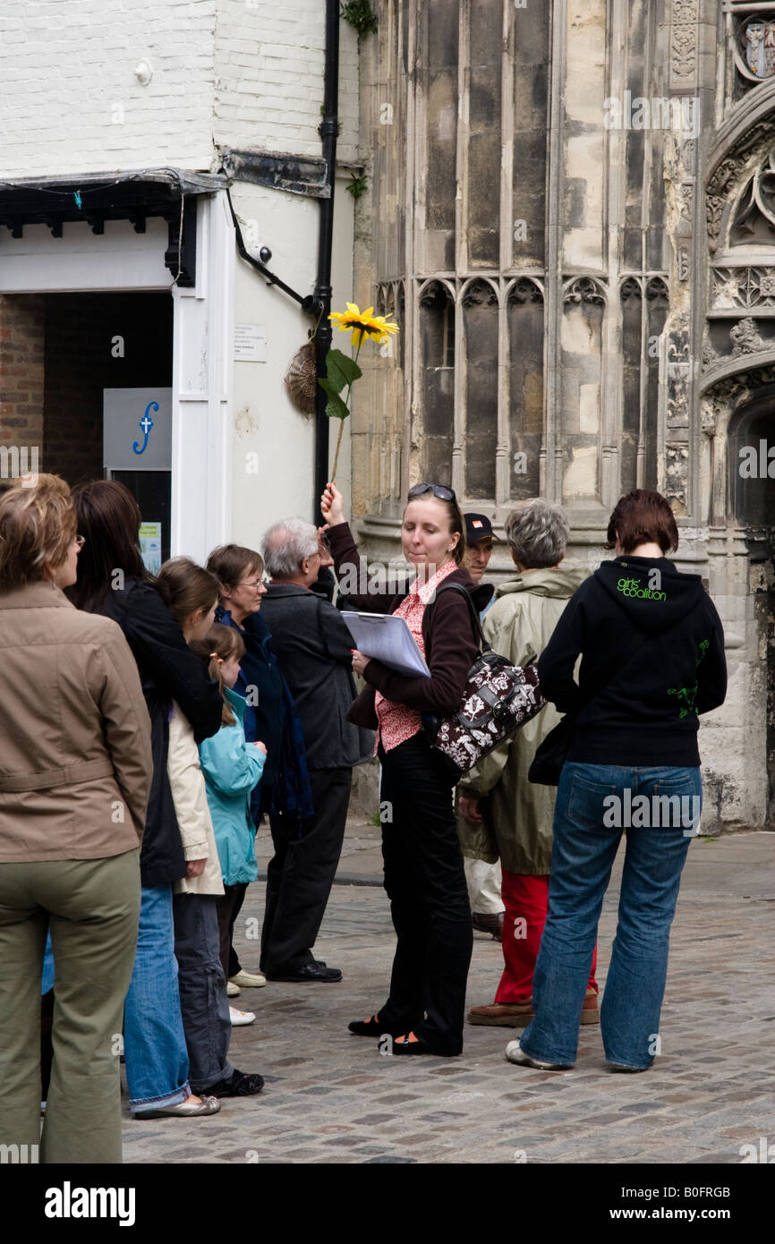 Tour guide dirige un groupe de touristes sur Canterbury Kent Angleterre Grande-Bretagne Banque D'Images