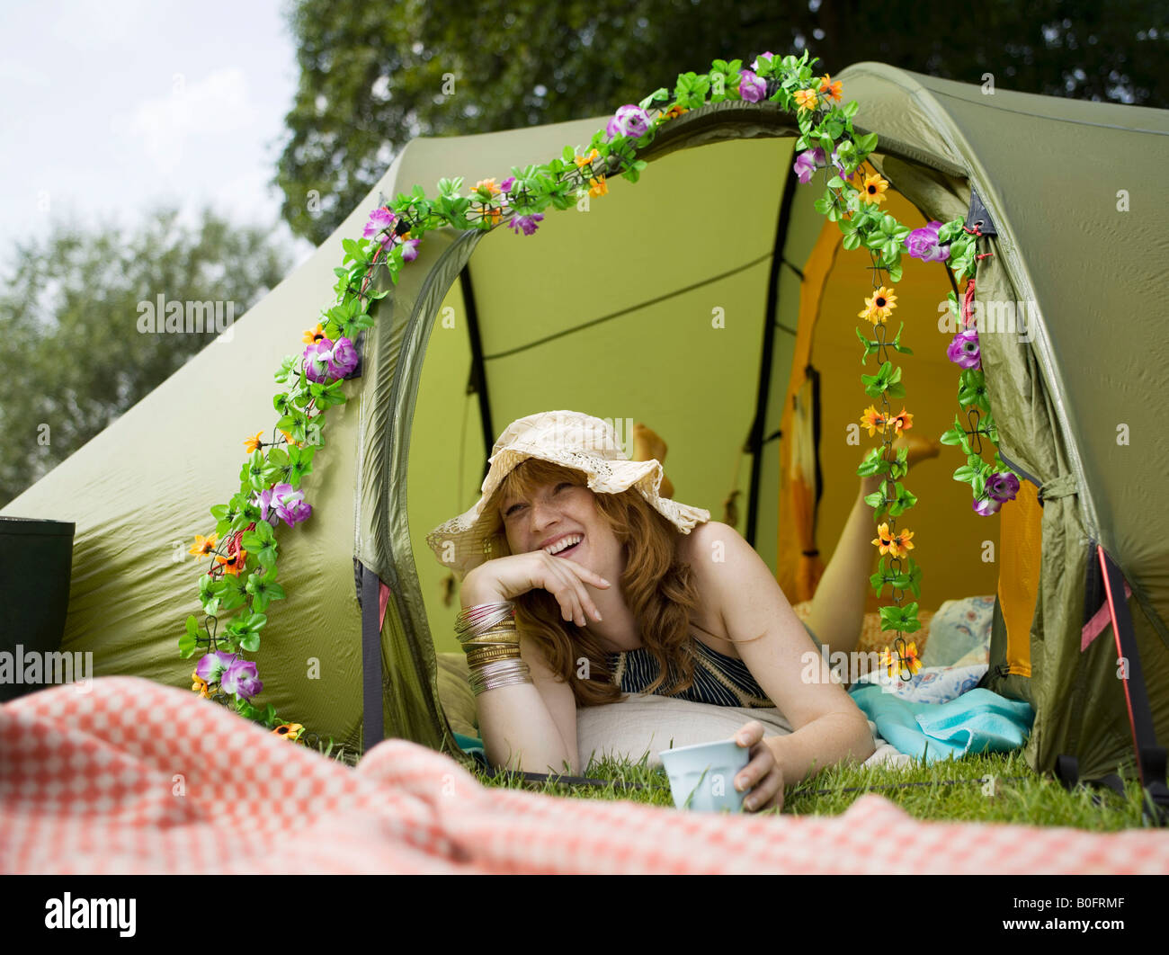 Femme couchée à l'intérieur de tente à out Banque D'Images