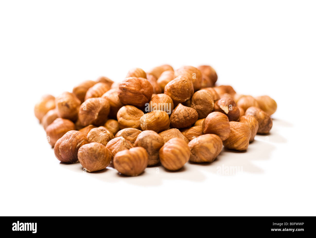 Tas de noisettes ou amandes avelines sur fond blanc Banque D'Images