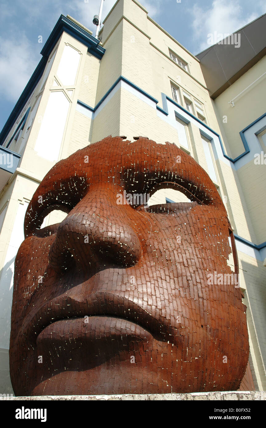 Précédent théâtre Marlowe avec sculpture à visage géant le Friars Canterbury Kent Banque D'Images