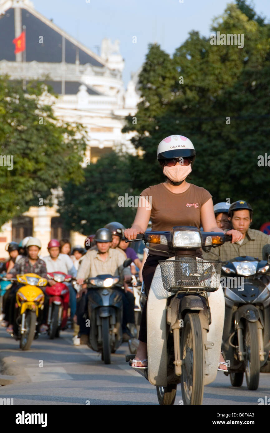 Le trafic sur scooter Trang Tien, Hanoi, Vietnam Banque D'Images