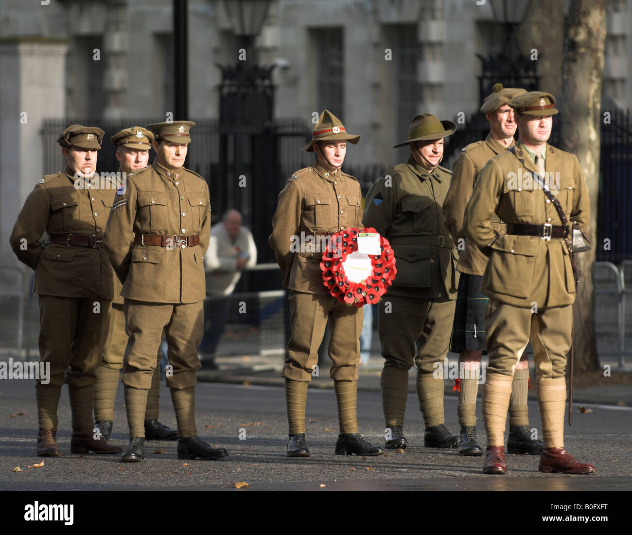 Soldats portant couronne de fleurs au cénotaphe, jour de l'Armistice, Whitehall, Londres Banque D'Images