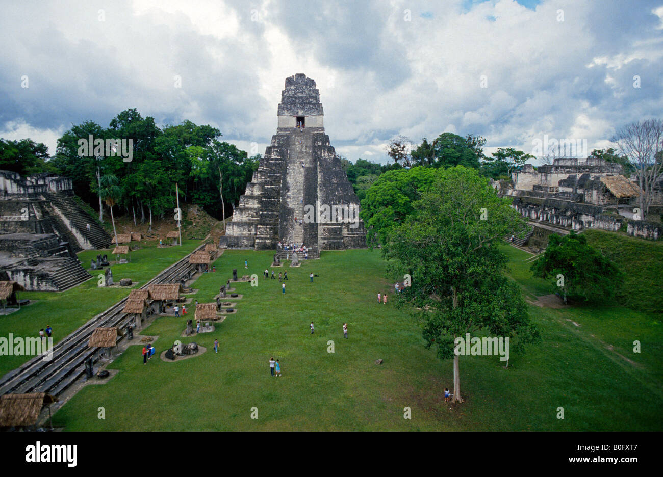 Une vue de la pyramide principale ou temple de Tikal ruines mayas dans les hautes terres du Guatemala Tikal était une ville importante de la Maya Banque D'Images