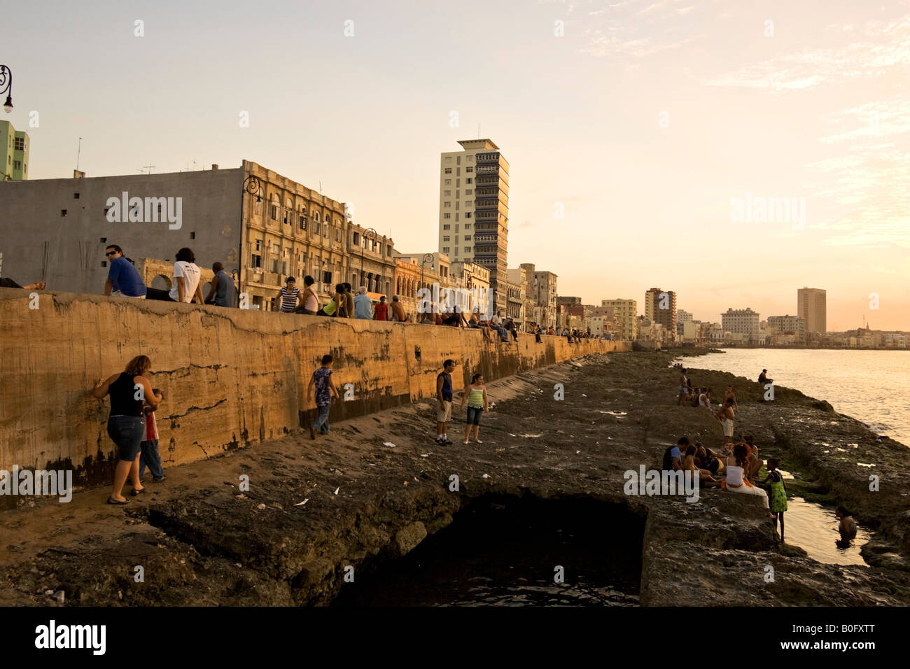 Les cubains des gens assis. De la mer. Malecon. Scène de rue. La Havane. La Habana. Cuba. Banque D'Images