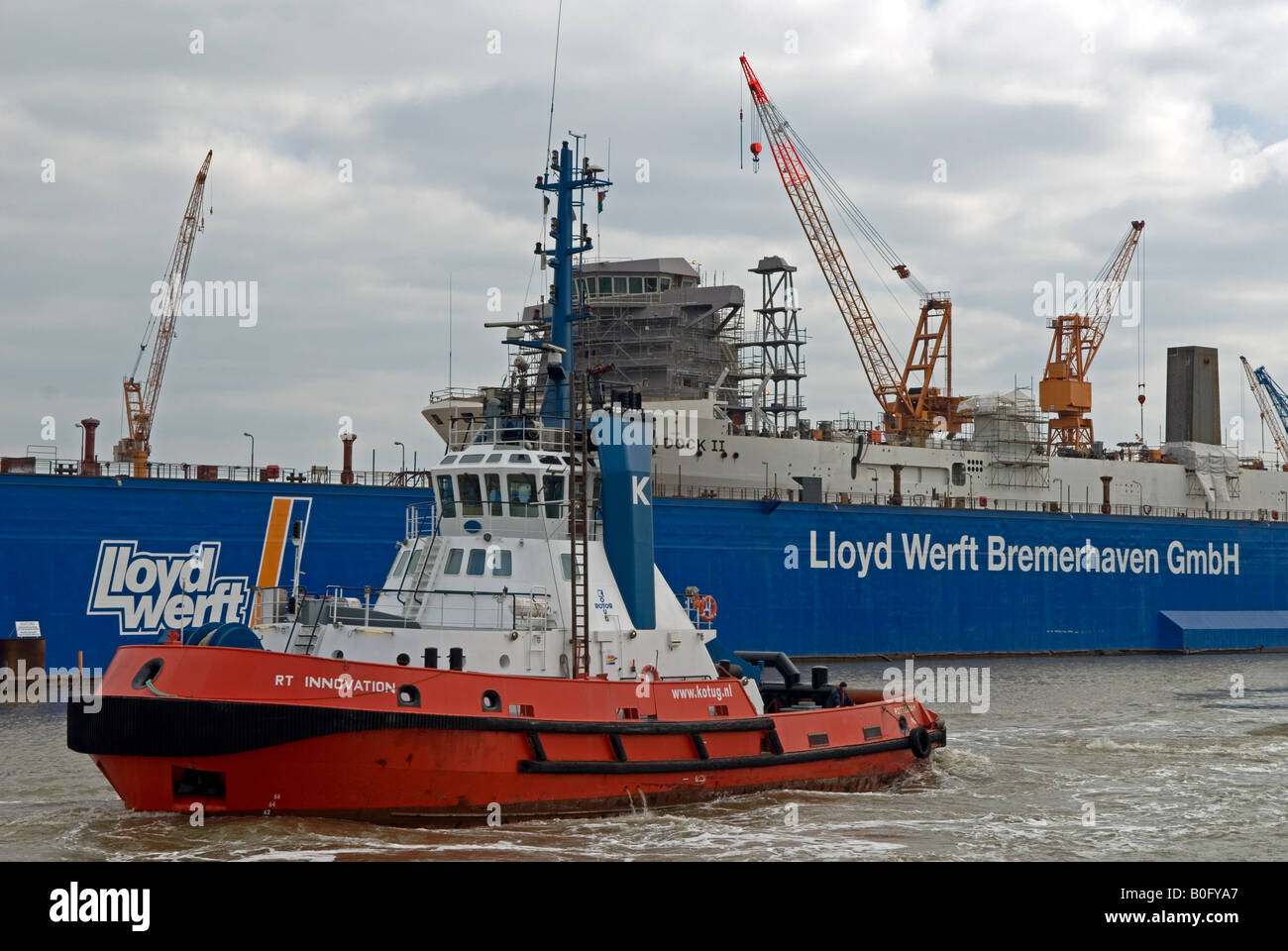 Cale sèche flottante administré par Lloyd Werft au port de Bremerhaven, Brême, Allemagne. Banque D'Images
