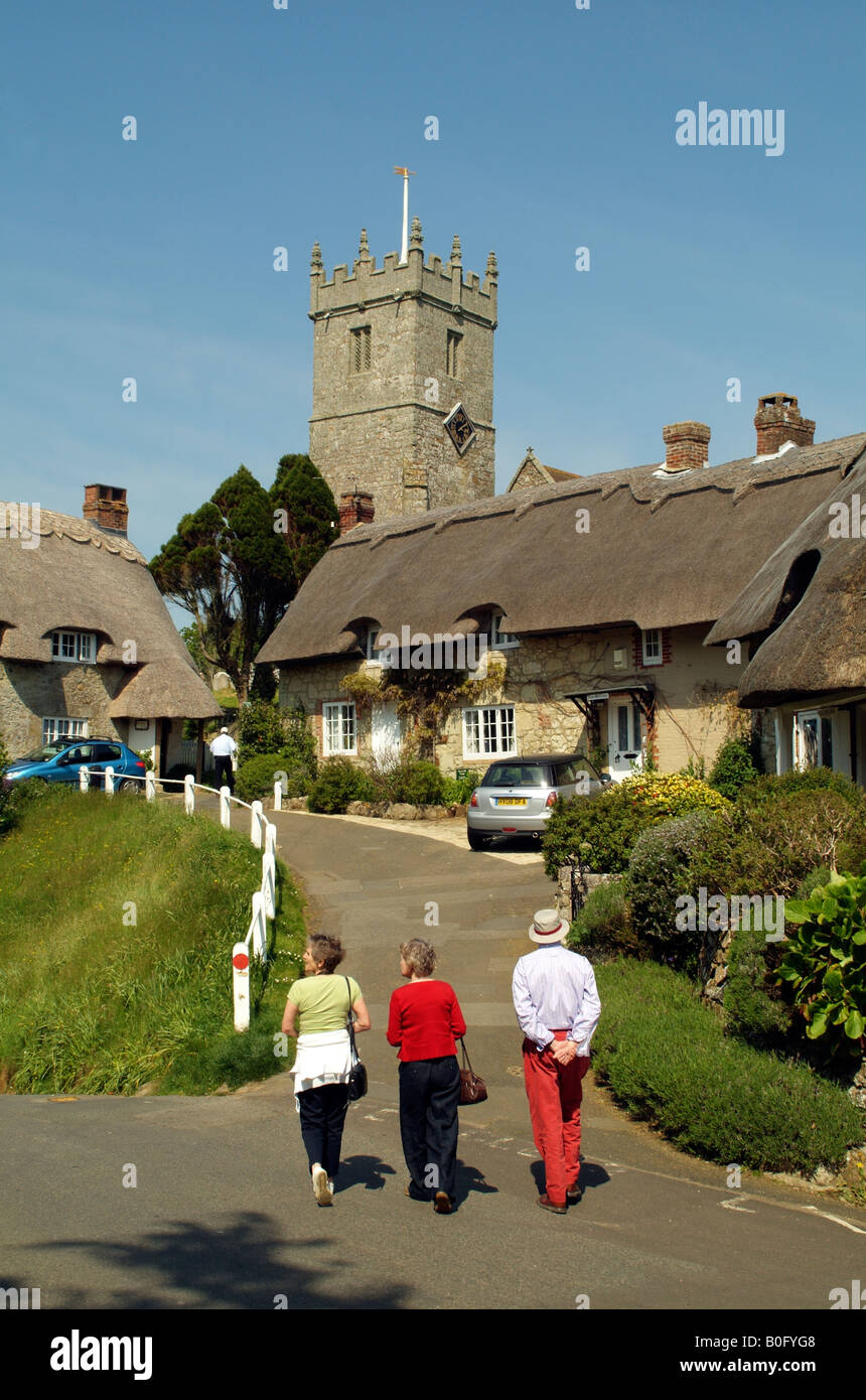 Les touristes visitant chaumières et Église de Godshill Ile de Wight Angleterre Banque D'Images