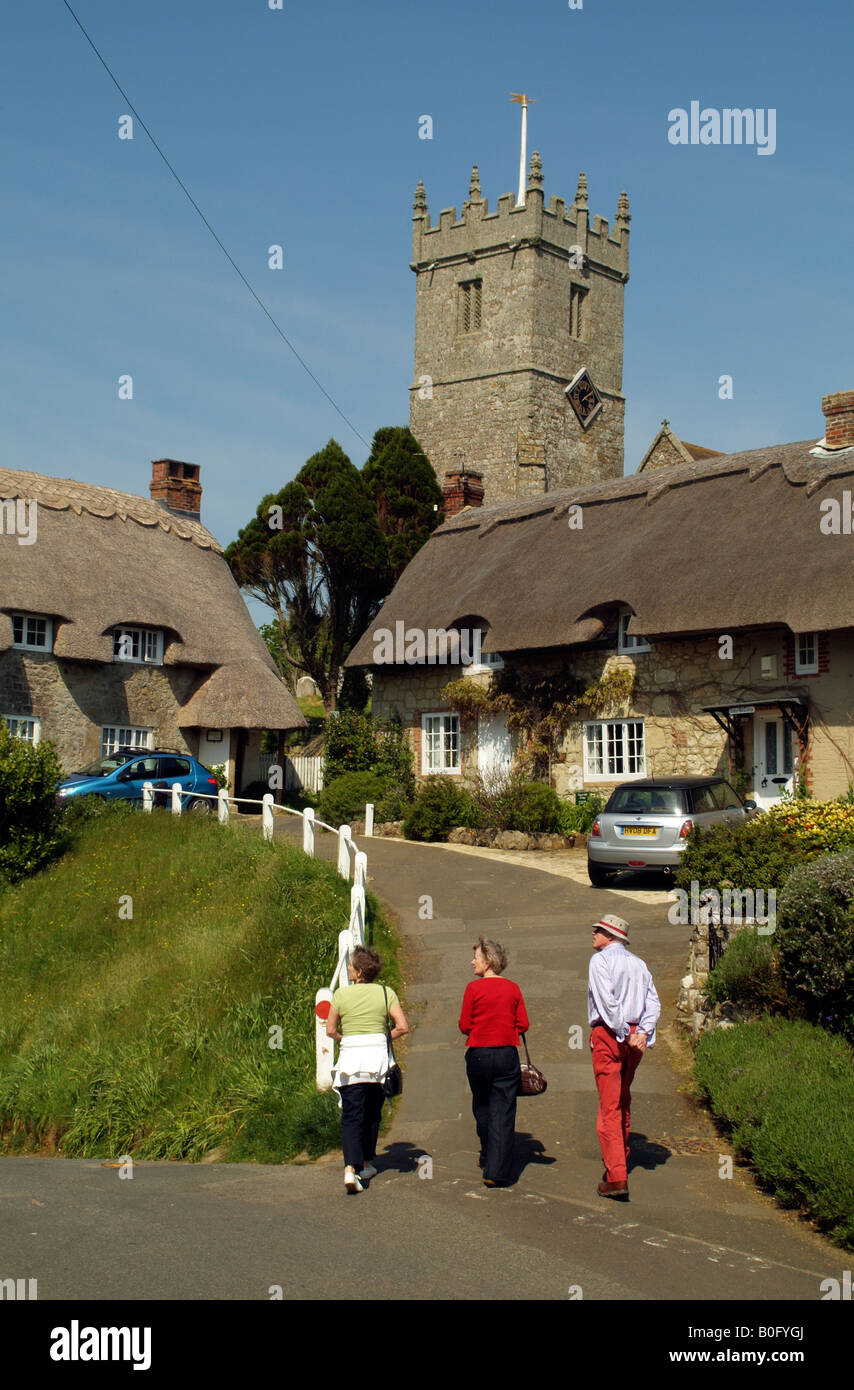 Les touristes visitant chaumières et Église de Godshill Ile de Wight Angleterre Banque D'Images