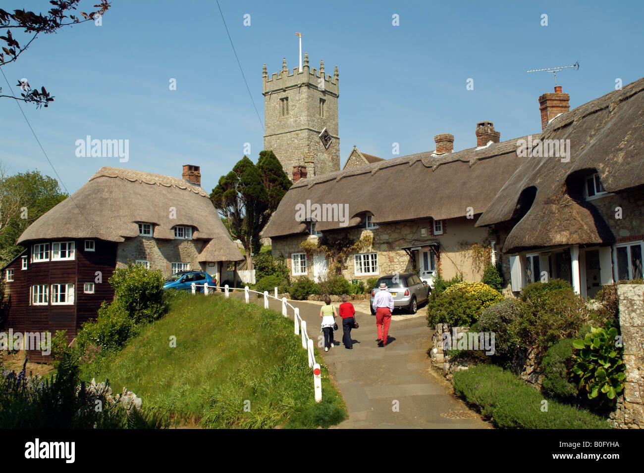 Les touristes visitant chaumières et Église de Godshill Ile de Wight Angleterre Banque D'Images