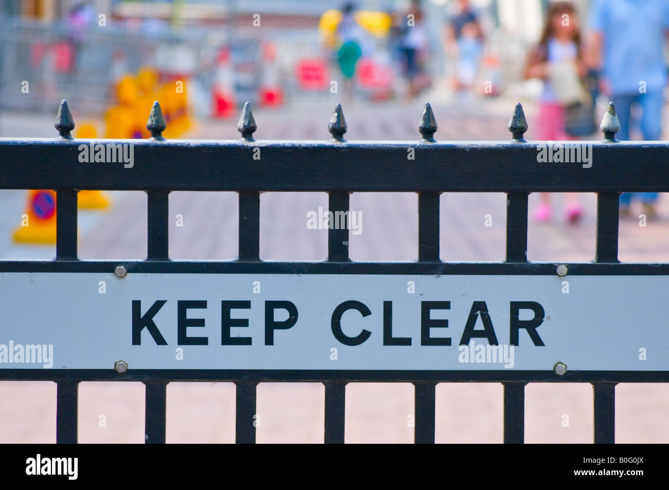 Garder signe clair sur une grille de fer Banque D'Images