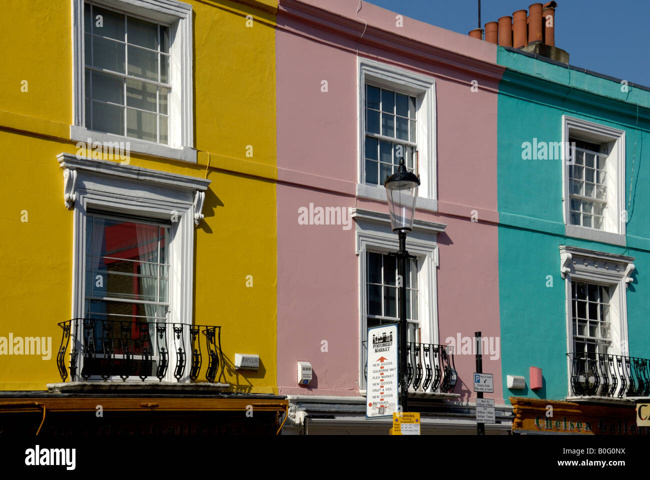 Street light par bâtiments colorés, Portobello Banque D'Images