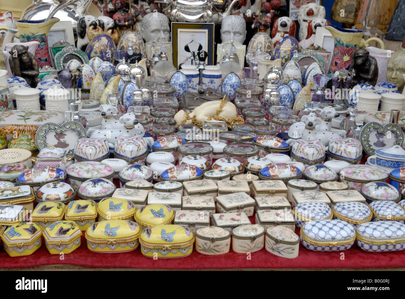 Élément en céramique pour la vente au marché de Portobello road Banque D'Images