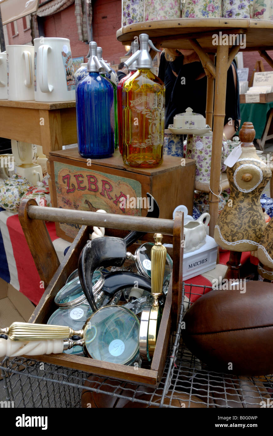 Des objets antiques au marché de Portobello road Banque D'Images