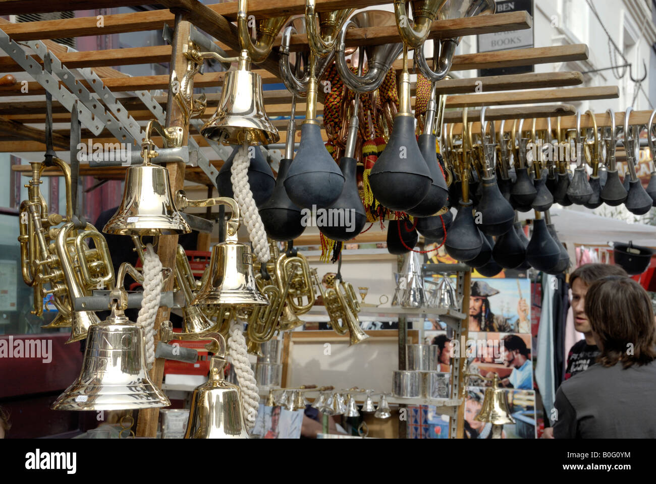 Cornes et cloches accroché au marché de Portobello road Banque D'Images