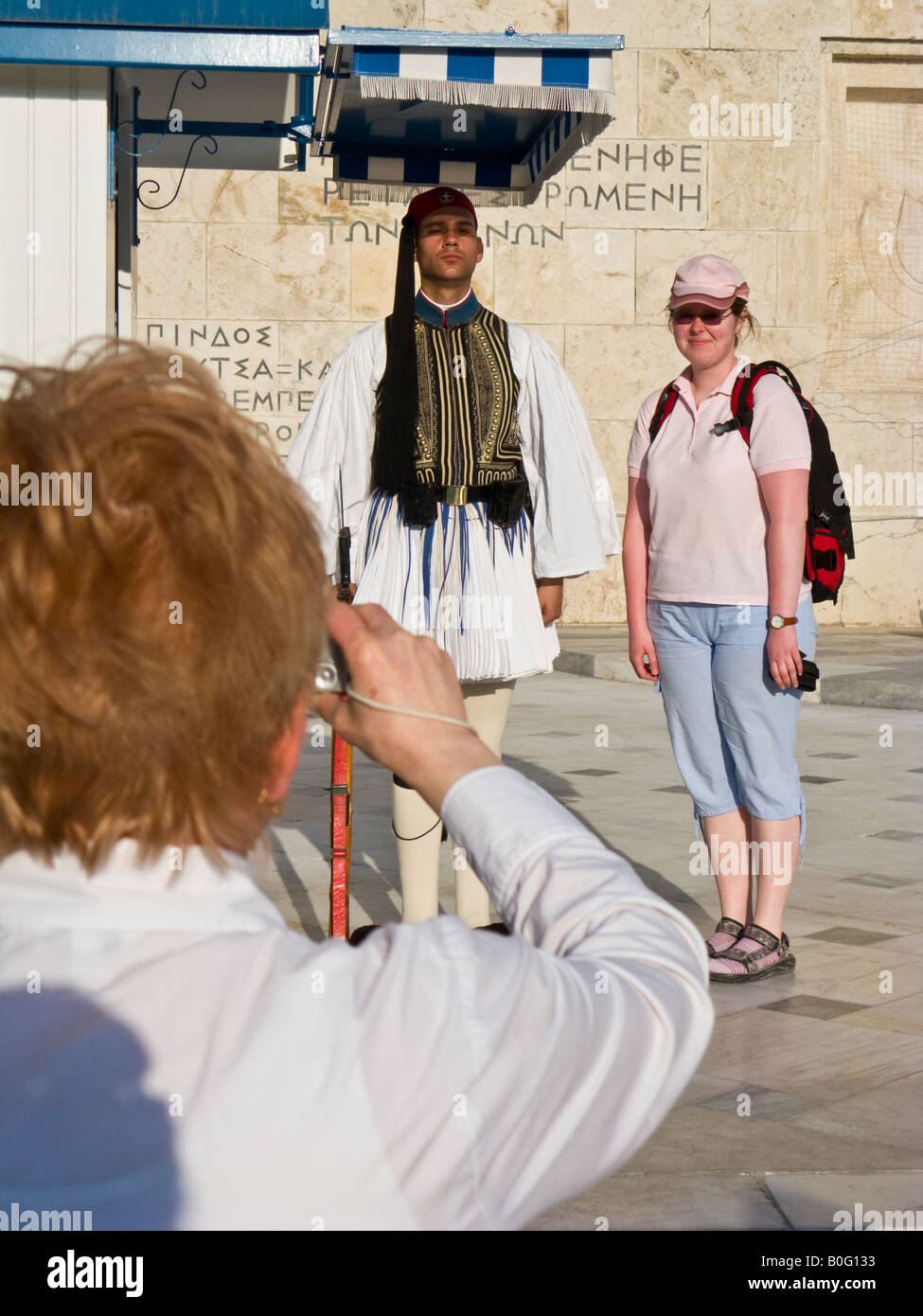Tourist posant pour photographier avec garde evzone, parlement grec, Athènes Banque D'Images