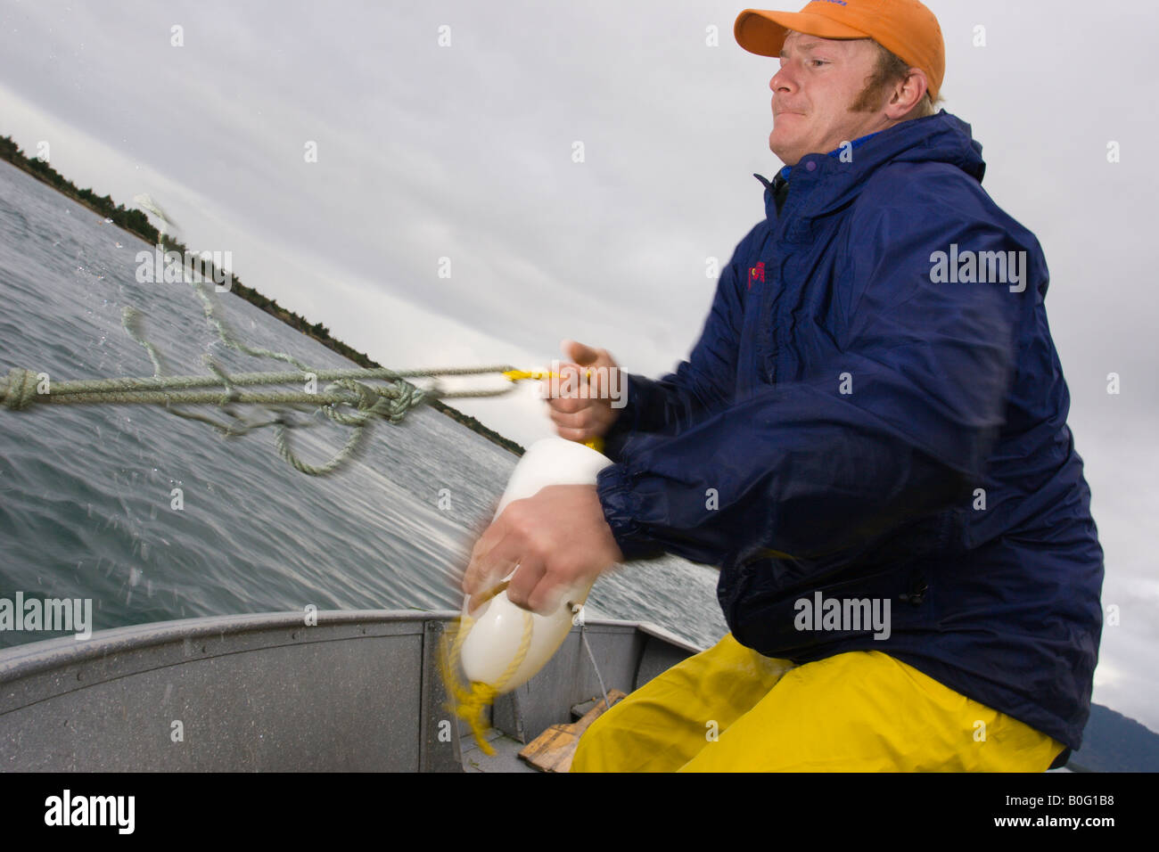 Amérique du Nord Côte de l'Oregon Crabe Bayview homme pêche tire pot dans voile MR Banque D'Images