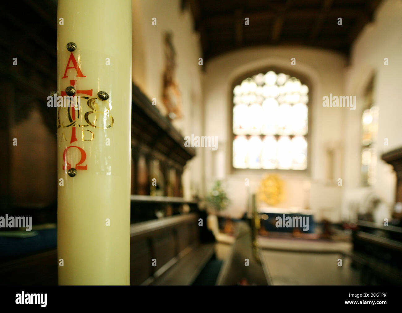Bougie, autel et choeur, St Marys Église de l'Université de Cambridge, Angleterre, Royaume-Uni Banque D'Images