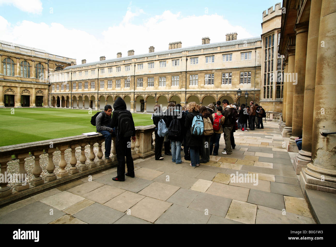Les étudiants dans la cour, Nevile Trinity College de l'Université de Cambridge, Cambridge en Angleterre Banque D'Images