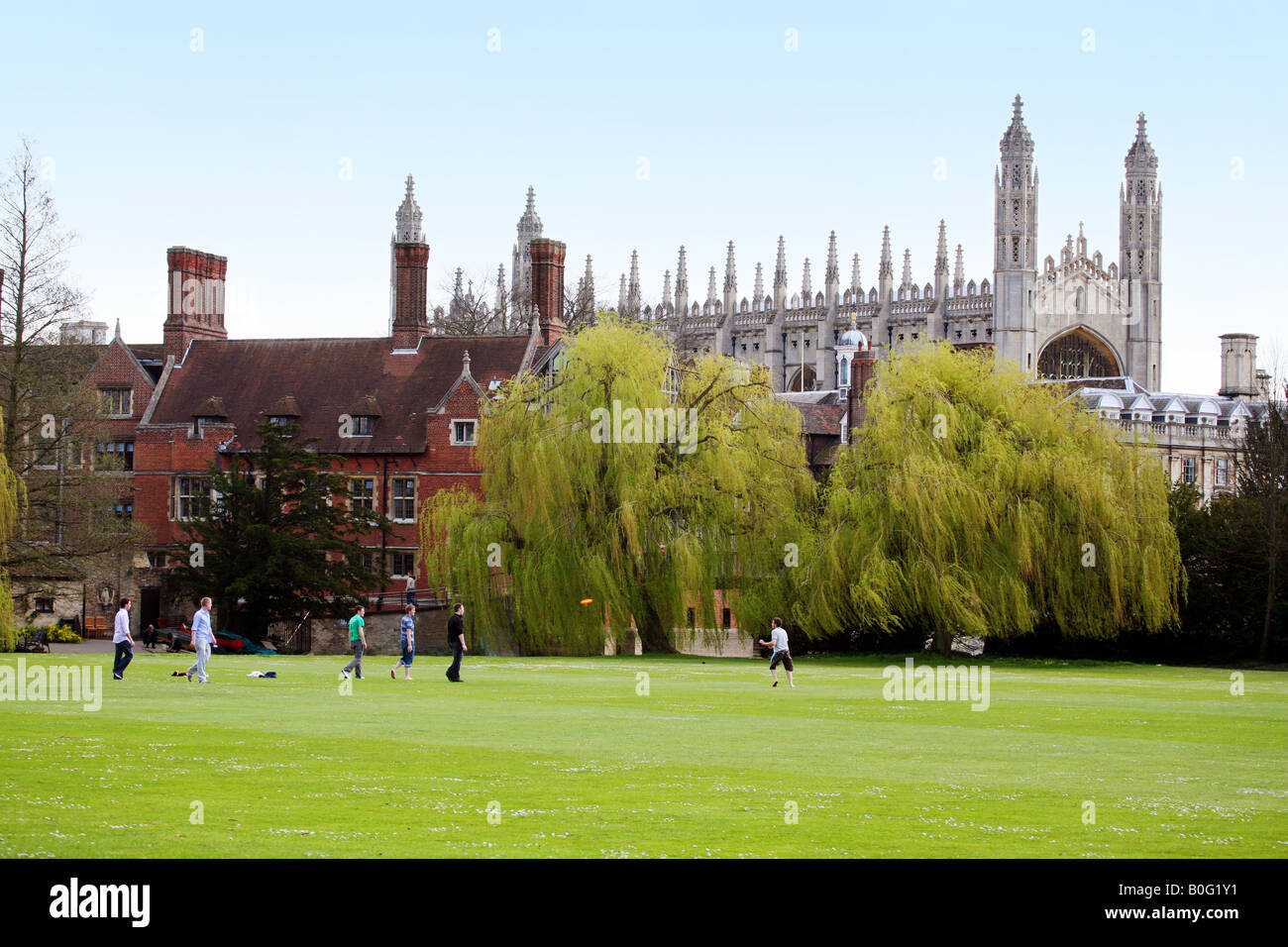 Étudiants de l'université jouant Frisbee sur les pelouses près de Kings College, Cambridge, Royaume-Uni Banque D'Images