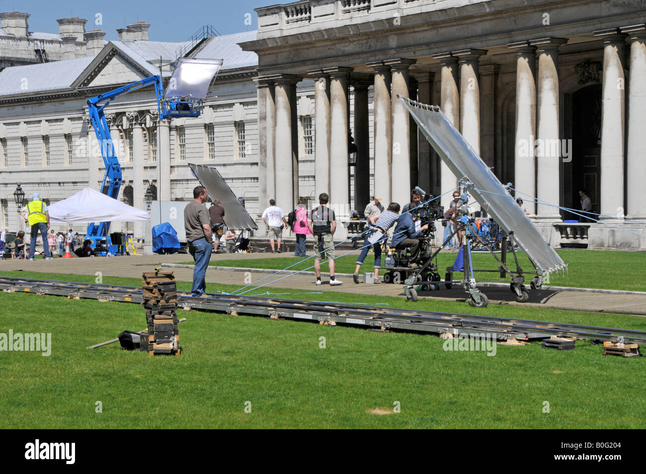 Tournage équipe travaillant de l'équipement à l'extérieur du Royal Naval College Greenwich utilisé pour la production de Charles Dickens Little Dorrit Londres Angleterre Royaume-Uni Banque D'Images