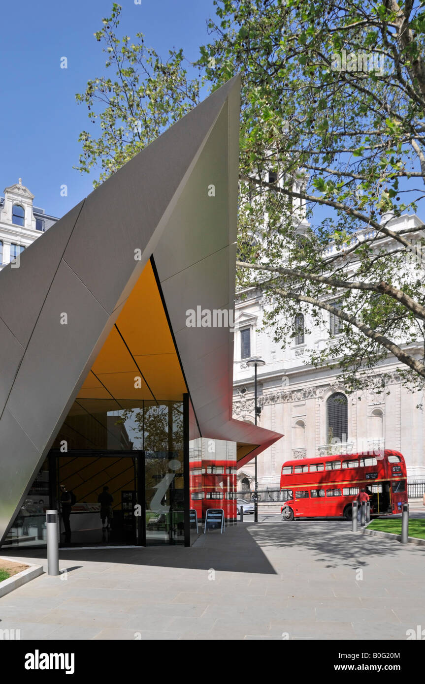 Ville de London tourist information centre à côté de la Cathédrale St Paul avec Routemaster bus passant sur le nombre quinze Rout du patrimoine Banque D'Images