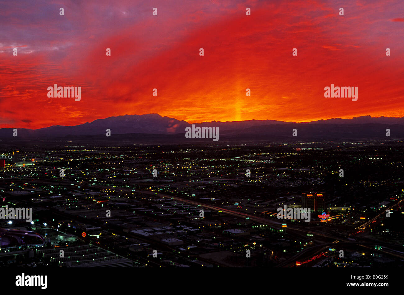 Coucher de soleil sur l'ouest des collines de Las Vegas comme vu du haut de la stratosphère- Casino Las Vegas, Nevada (États-Unis) Banque D'Images