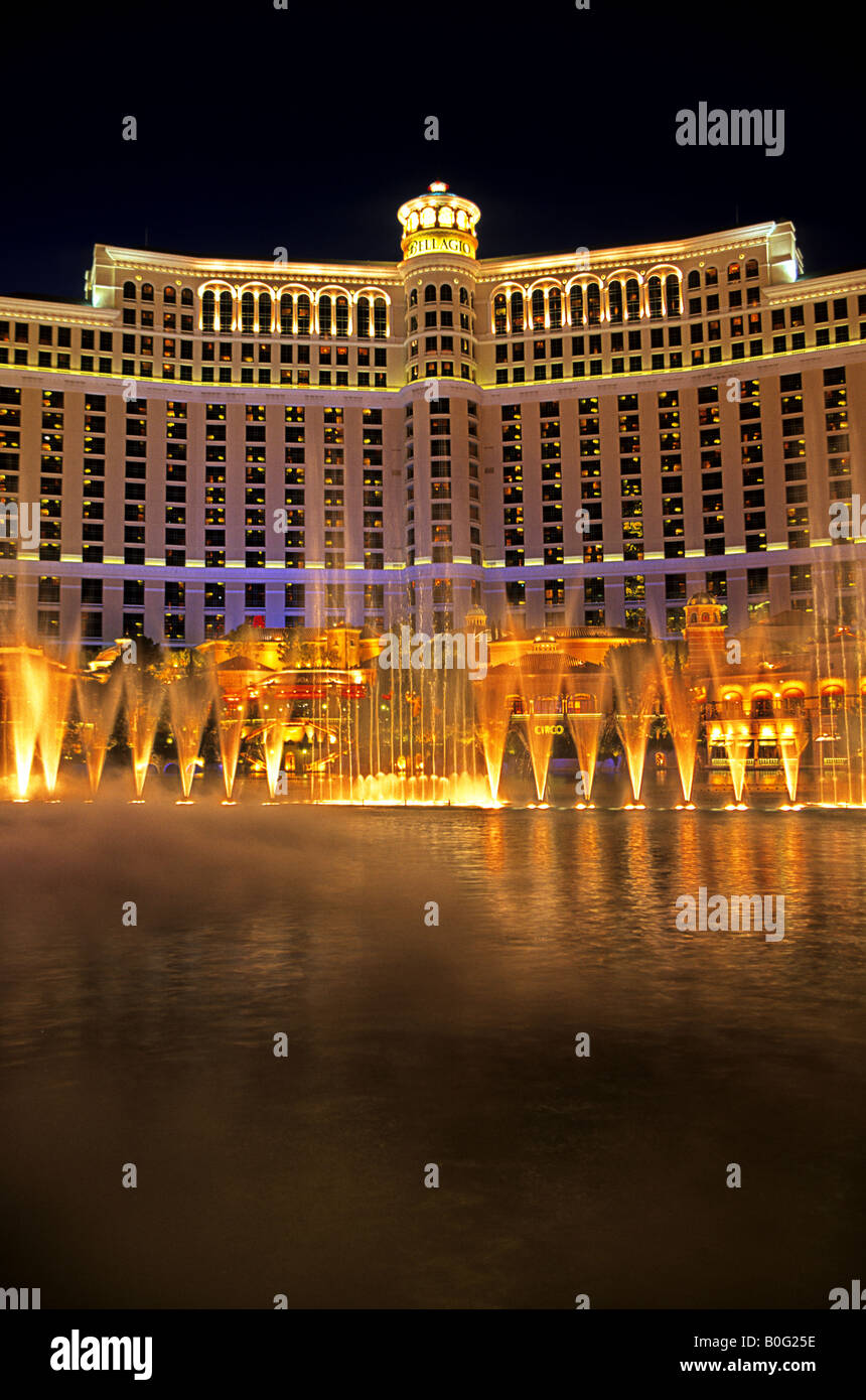 L'extérieur de l'hôtel Bellagio et Casino sur le Strip de Las Vegas au coucher du Soleil - Las Vegas, Nevada (États-Unis) Banque D'Images