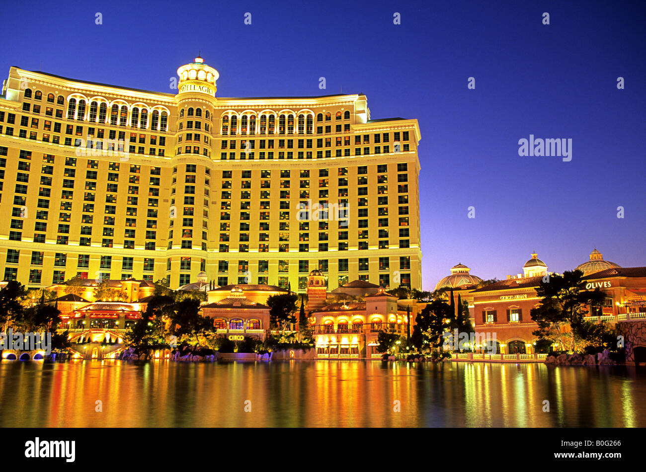 L'extérieur de l'hôtel Bellagio et Casino sur le Strip de Las Vegas au coucher du Soleil - Las Vegas, Nevada (États-Unis) Banque D'Images