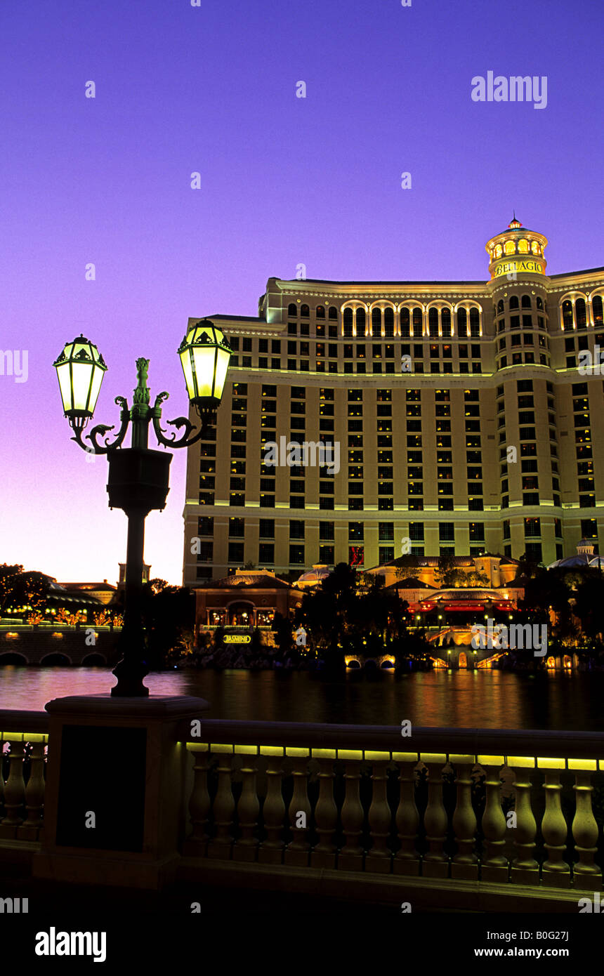 L'extérieur de l'hôtel Bellagio et Casino sur le Strip de Las Vegas au coucher du Soleil - Las Vegas, Nevada (États-Unis) Banque D'Images