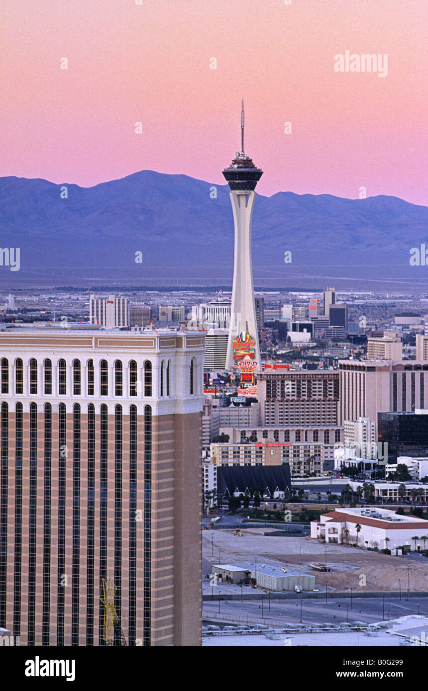 Tour de l'Strastophere Las Vegas Casinos s'élever au-dessus des bâtiments et de Las Vegas Boulevard, Las Vegas, Nevada, USA Banque D'Images