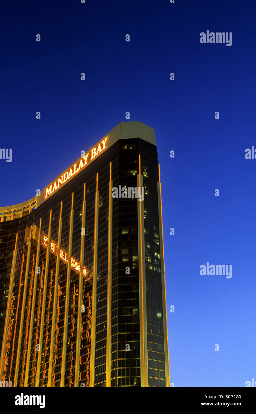 Façade de l'étagé 43 Mandalay Bay Casino Hotel sur Las Vegas Blvd au coucher du soleil- Las Vegas au Nevada (États-Unis) Banque D'Images