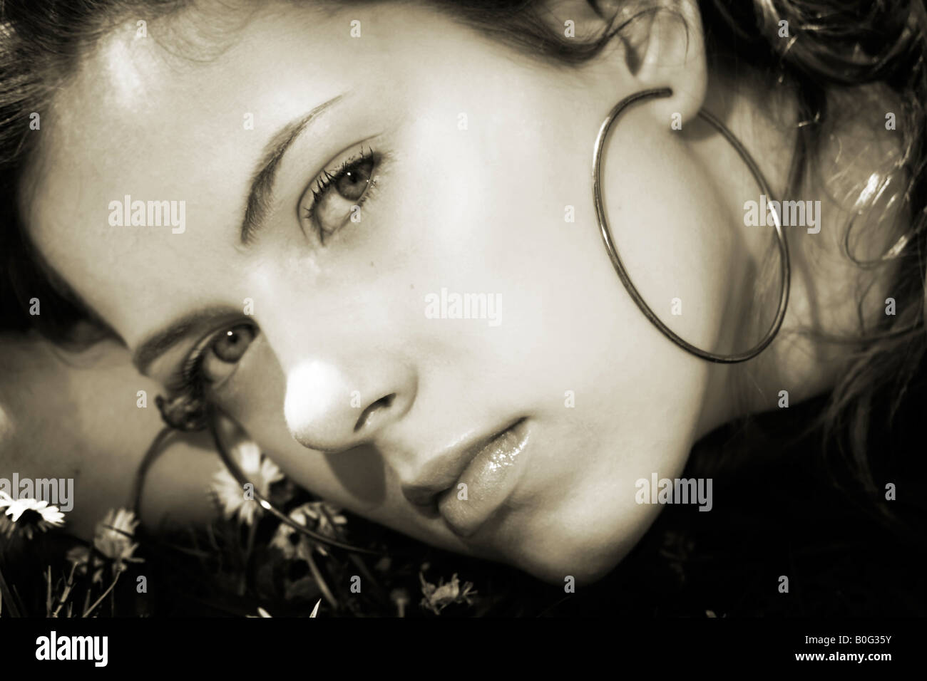 Laura une fille de seize ans portant sur l'herbe dans les tribunes Banque D'Images