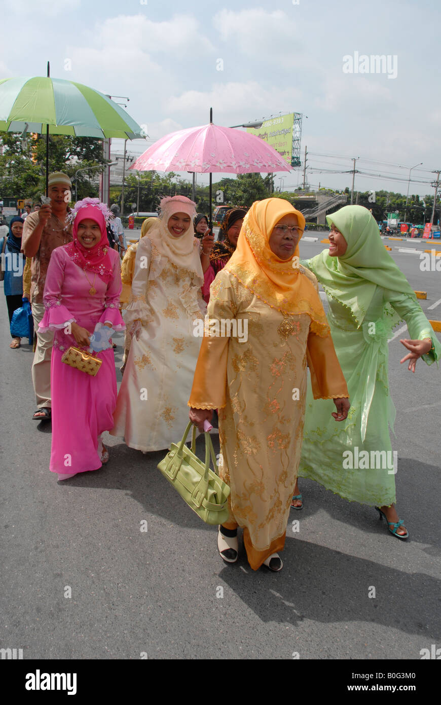 Épouse musulmane sur son chemin de mosquée, Bangkok, Thaïlande Banque D'Images