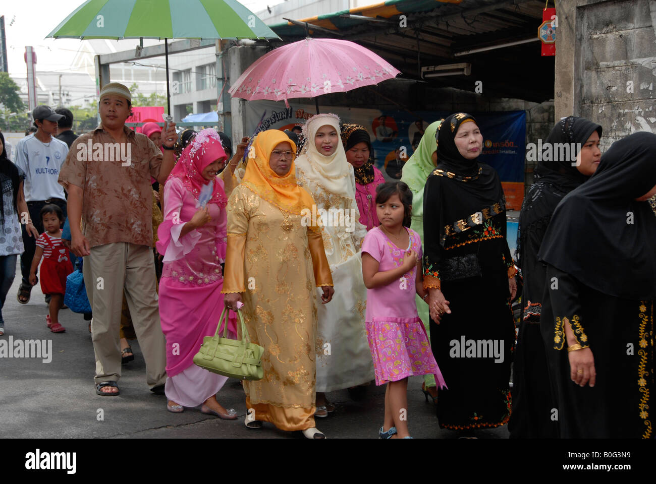 Procession de la mariée, les parents musulmans est à pied de la mosquée bleue, le rituel de mariage islamique, Bangkok, Thaïlande Banque D'Images