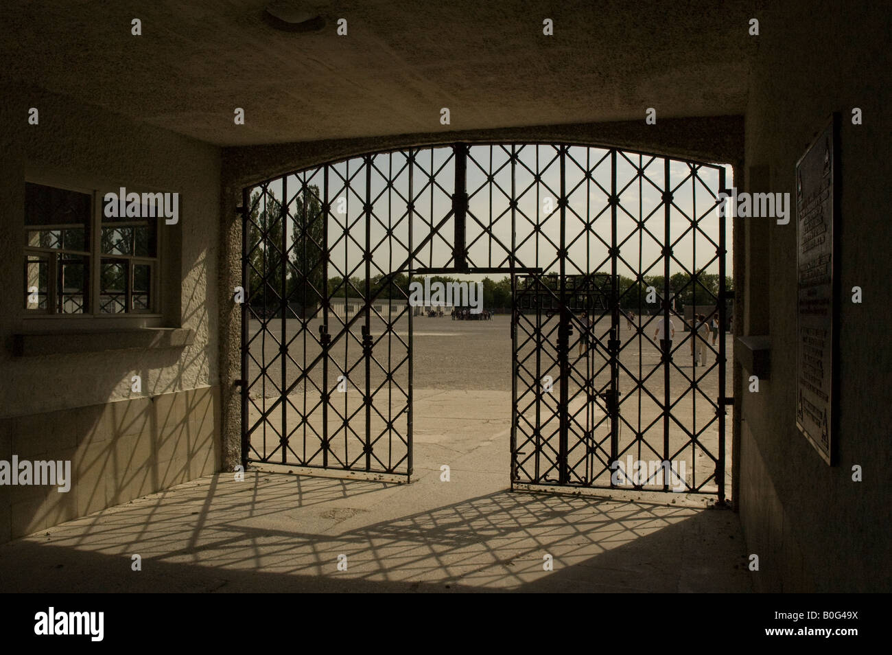 Les portes d'entrée de Dachau, le camp de concentration allemand au nord de Munich Arbeit Nacht Frei Banque D'Images