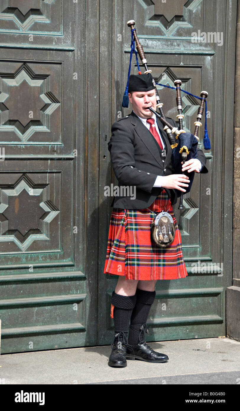 Piper écossais à Édimbourg. Banque D'Images