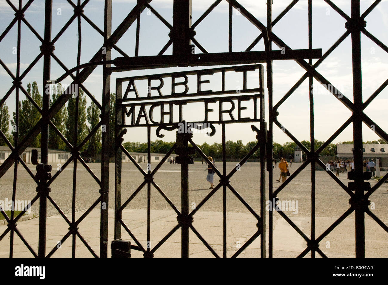 Les portes d'entrée de Dachau, le camp de concentration allemand au nord de Munich Arbeit Nacht Frei Banque D'Images