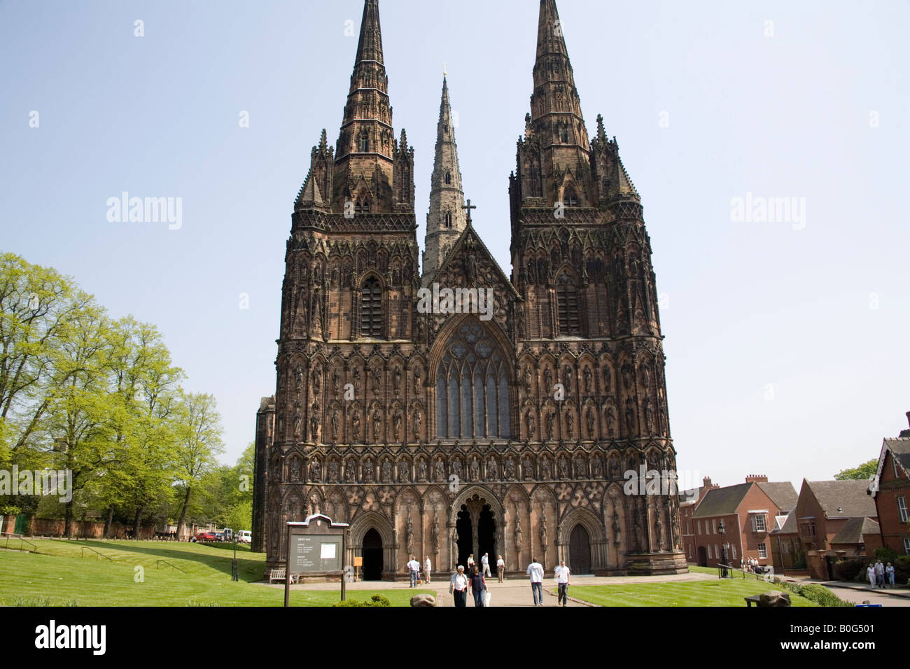 Lichfield Staffordshire UK L'entrée principale de la cathédrale de Lichfield célèbre pour ses trois spires avec certains des nombreux visiteurs Banque D'Images