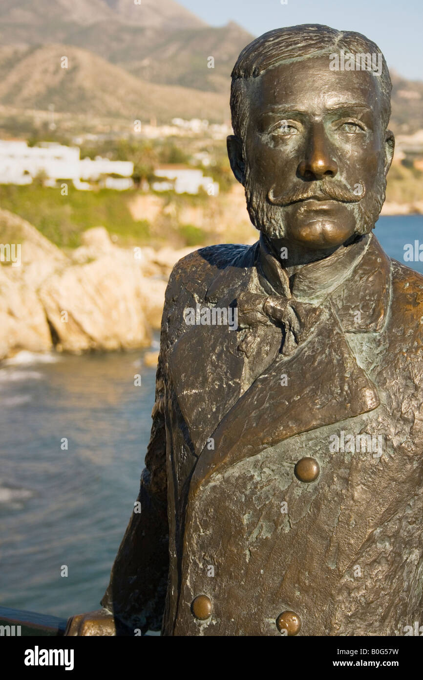 Nerja Costa del Sol Malaga Province Espagne Statue du Roi Alfonso XII sur le Balcon de Europa Banque D'Images