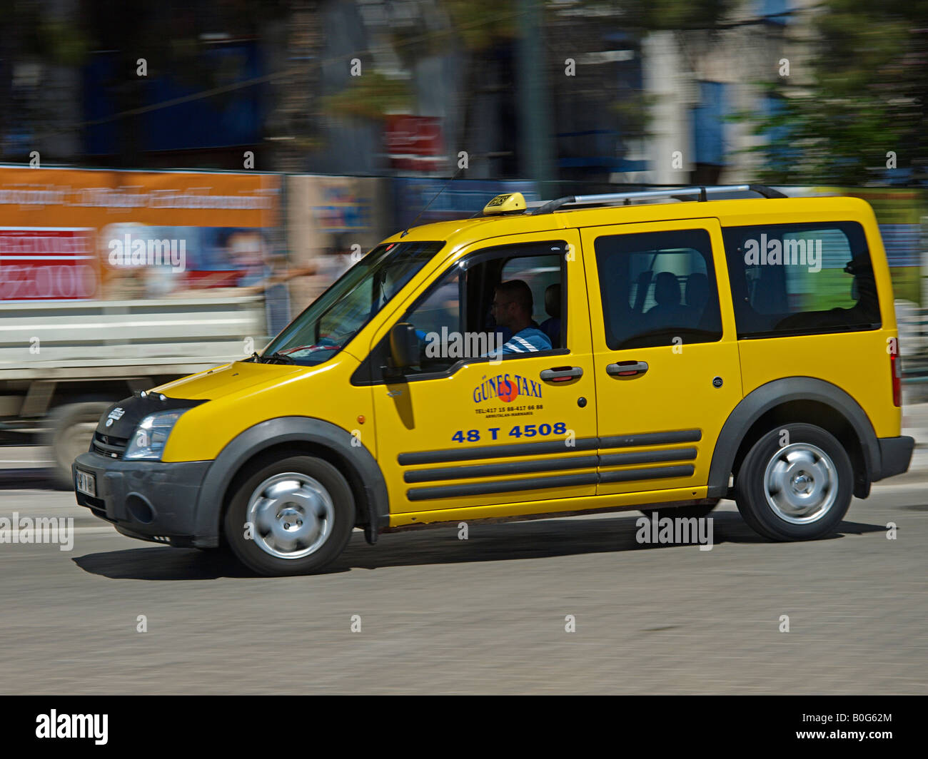Conduite de taxi jaune dans le centre-ville de Marmaris, Marmaris mugla turquie Banque D'Images
