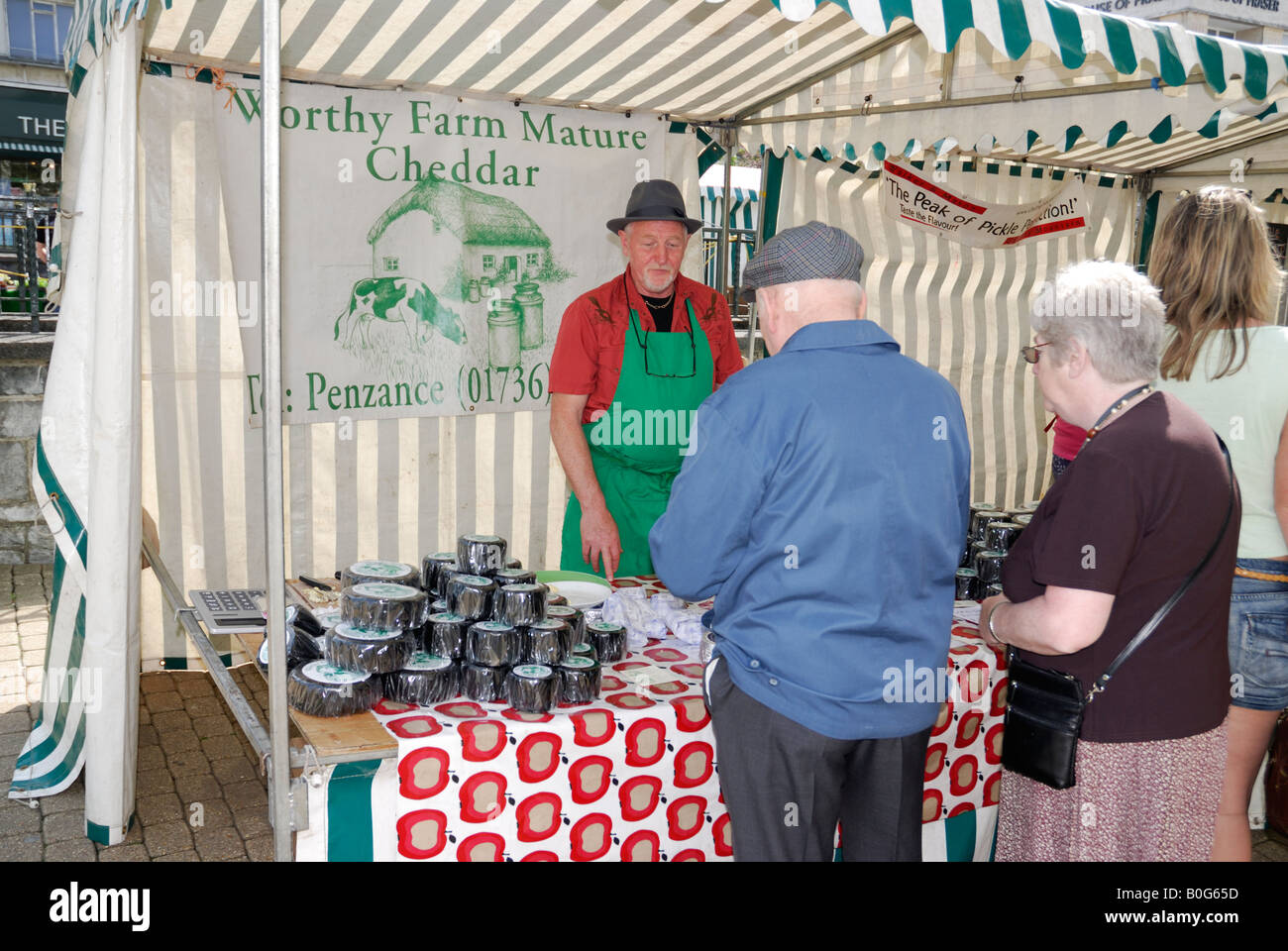 Les gens qui achètent du fromage avec un marché de producteurs à Plymouth, Devon, UK Banque D'Images