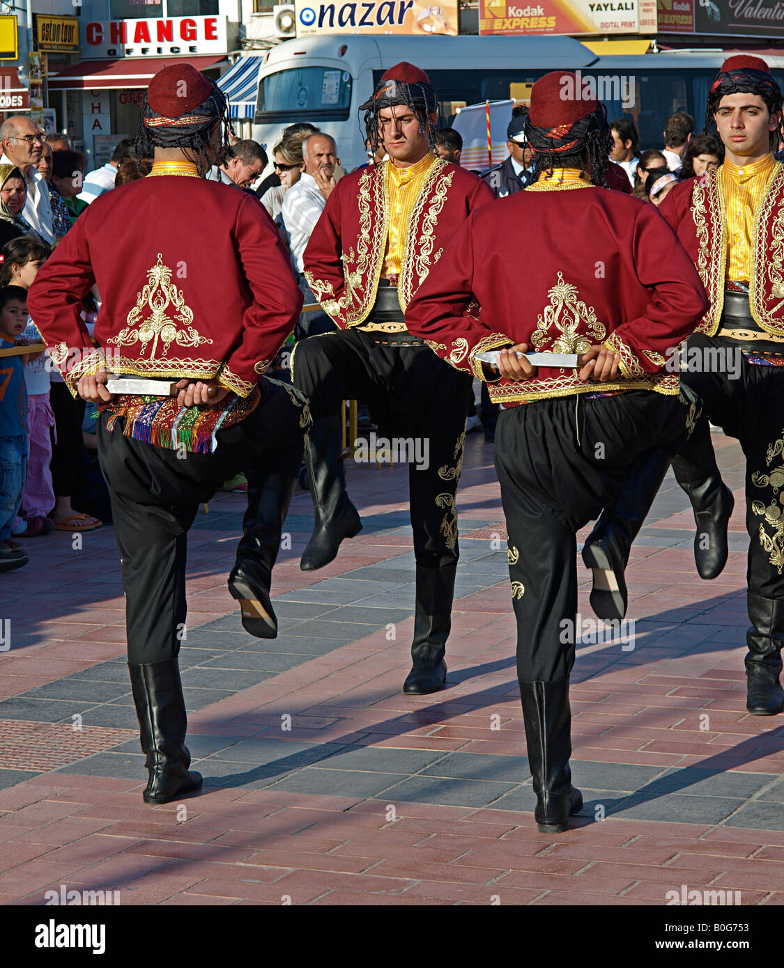 Les jeunes turcs les hommes portant des vêtements traditionnels et l'exécution de la danse à Marmaris mugla Turquie lors de la jeunesse du festival Banque D'Images
