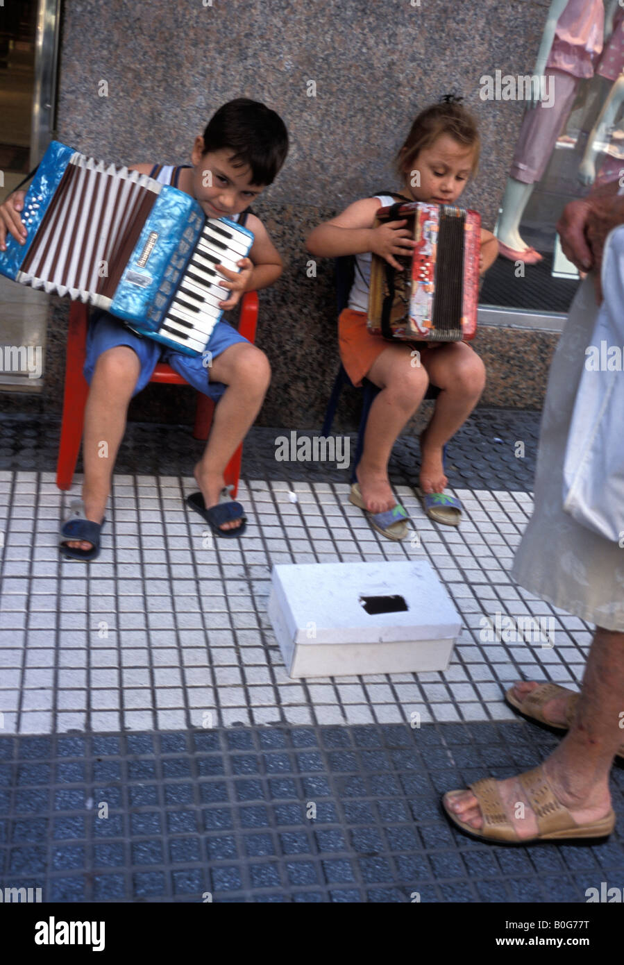 Un frère et sœur jouant accordéons dans les rues de Santiago du Chili Banque D'Images