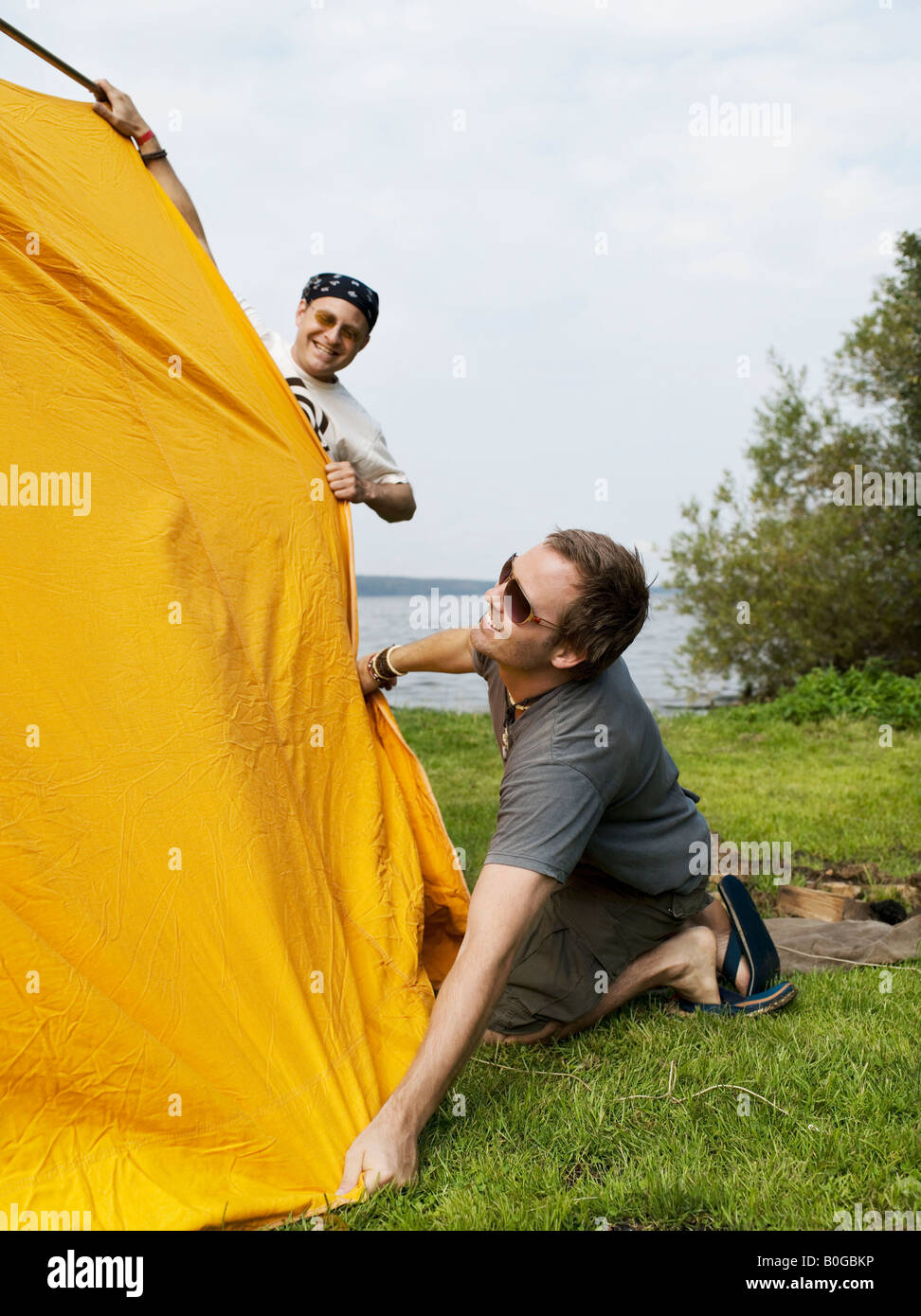 Deux hommes la mise en place d'une tente Banque D'Images