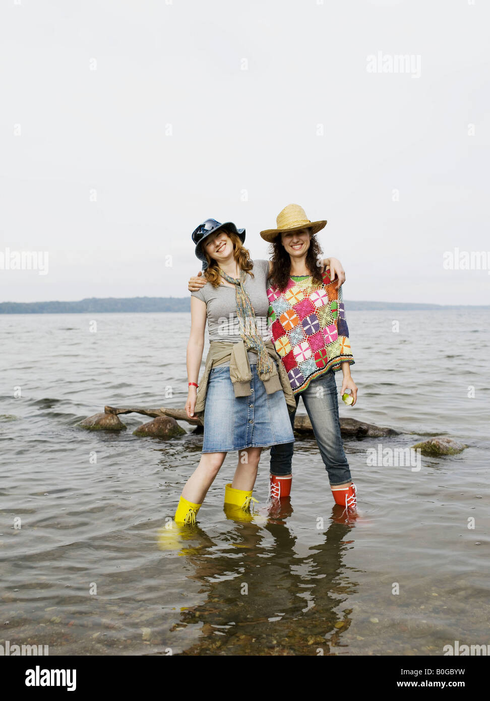 Deux femmes debout dans l'eau peu profonde Banque D'Images