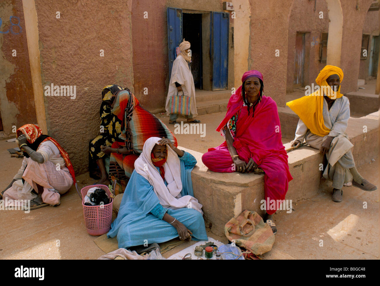 Vente de bijoux des femmes à côté de la rue, l'Algérie. Banque D'Images