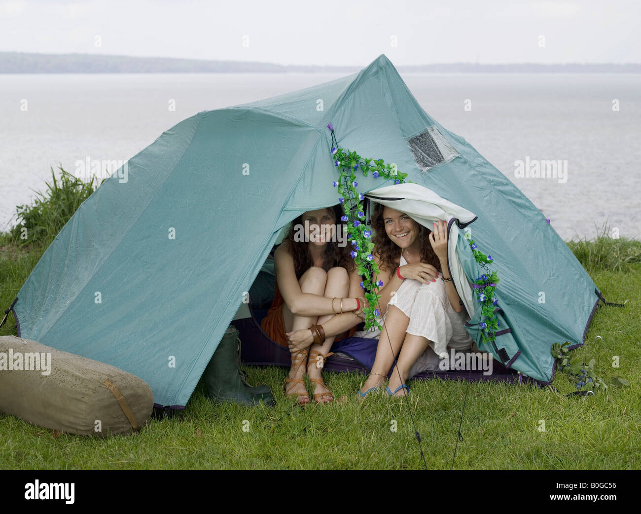 Deux femmes à la recherche d'une tente Banque D'Images